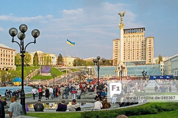 Touristen in der Nähe von Denkmal in Stadt  Säule der Unabhängigkeit  Kiew  Ukraine