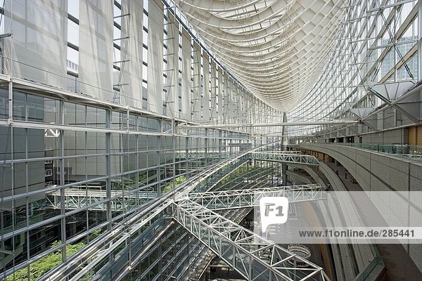 Erhöhter Fußgängerweg Innenräume des Gebäudes  Marunouchi  Präfektur Tokio  Japan