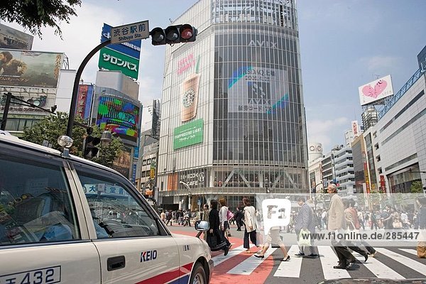 Pendler überqueren Straße  Crossing Shibuya  Shibuya Ward  Präfektur Tokyo  Japan
