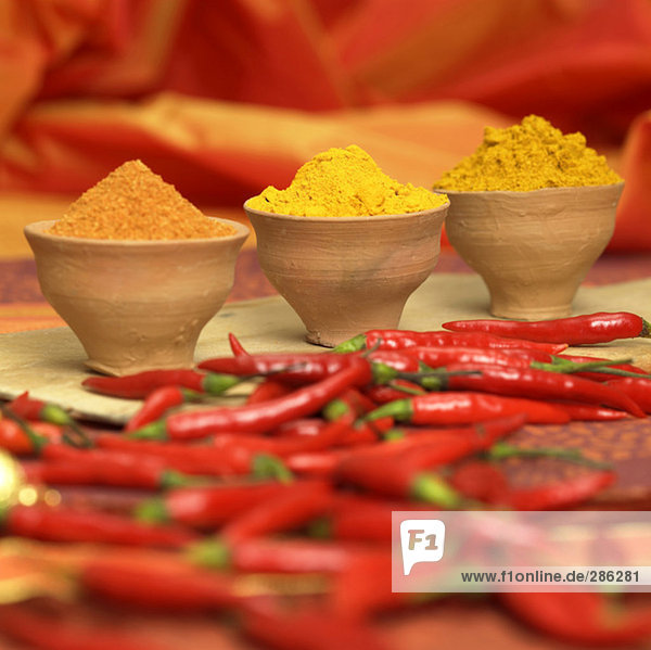 Curry  Curcuma und Chilipulver mit roten Chilis  Nahaufnahme