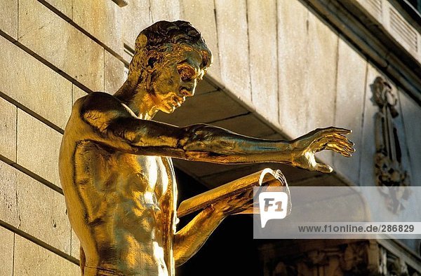 Nahaufnahme der Metallskulptur an Gebäude  Stockholm  Schweden