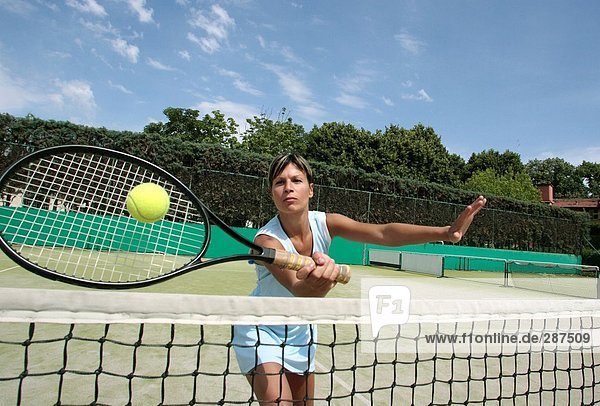 Front Ansicht der weibliche Tennisspielerin treffen Balls