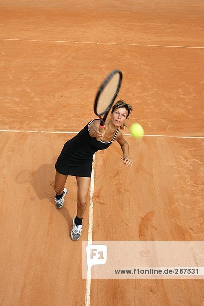 Vogelperspektive weibliche Tennisspielerin