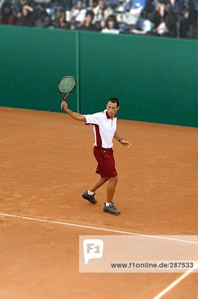Männlich Tennis Player Hitting Backhand