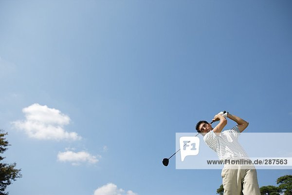 Porträt eines Mannes machen eines Golfschwingens
