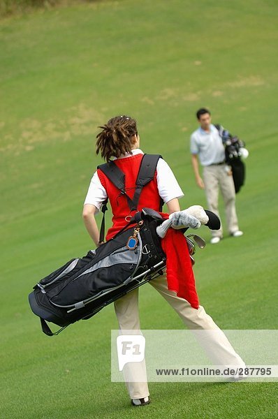 Rückansicht einer Frau mit Golf-bag