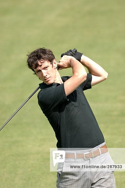 Porträt eines Mannes spielen einen Golf-Strich