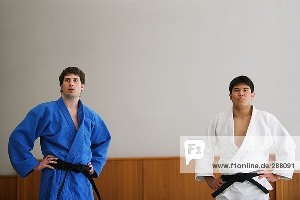 Zwei Männer im Wettbewerb in einem Judo-Match