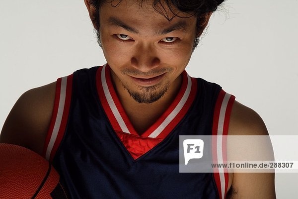 Asian Basketballspieler Scary Grimasse