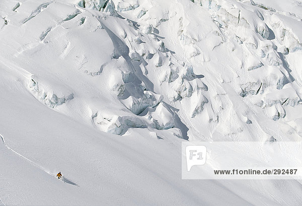 Ein Skifahrer im schneebedeckten Bergen.