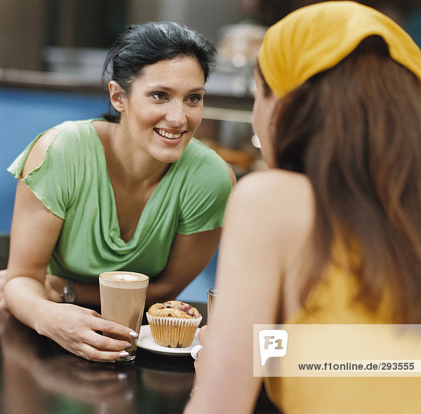 Zwei Frauen in ein Café zu sprechen.