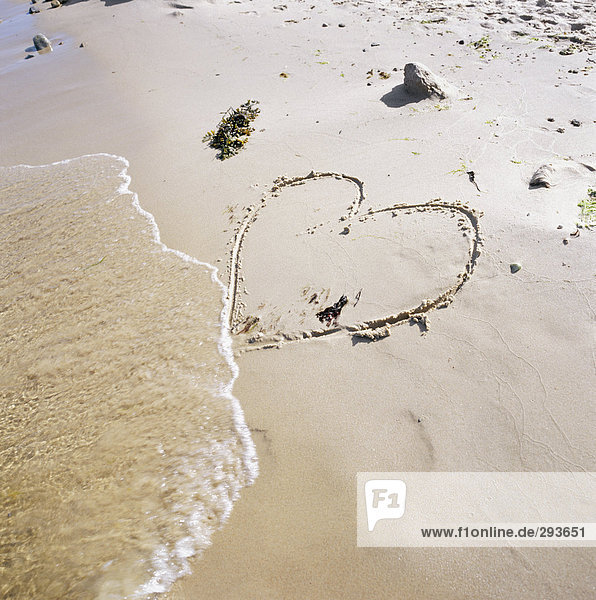 Ein Herz auf einem Strand.