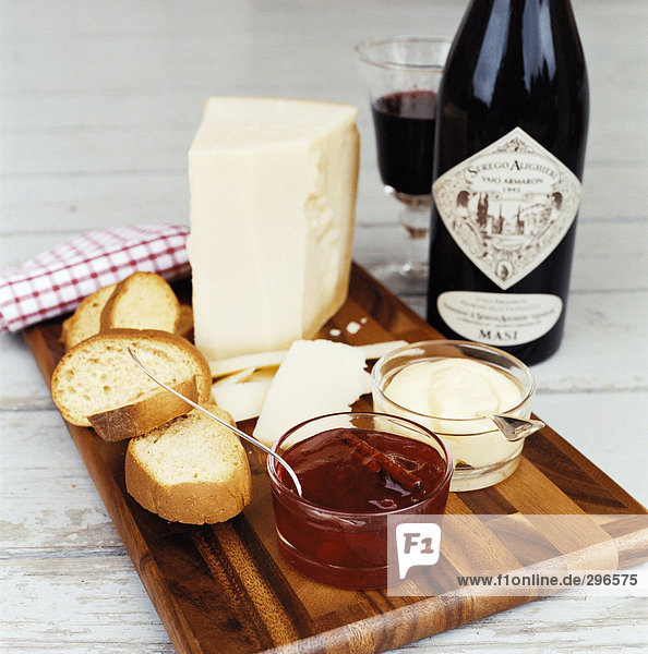 Käse-Marmelade Brot und Wein.