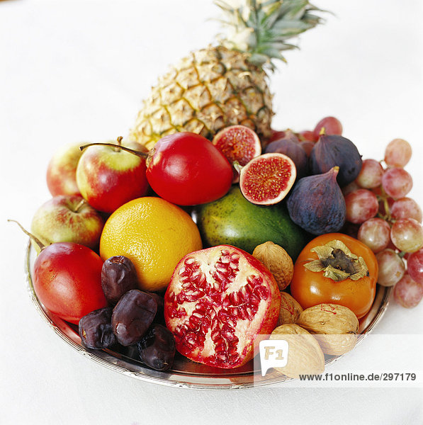 Exotische Früchte auf einer Platte.