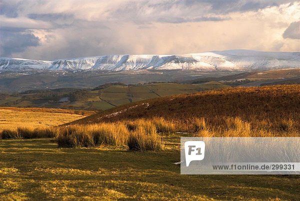 Wolken über schneebedeckte Berge  Powys  Wales