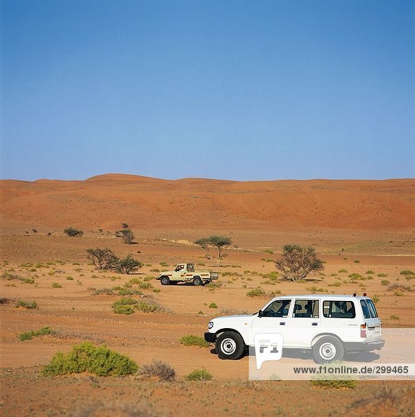 Jeep bewegt sich in Wüste  Al Qabil  Oman