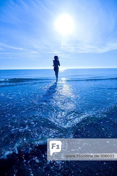 Junge Frau zu Fuß in Meer