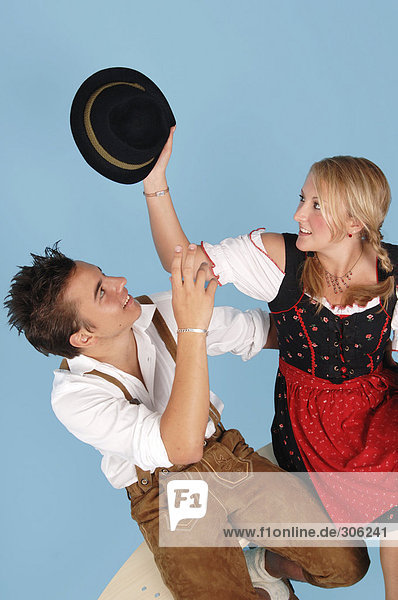 Junges Paar in bayerischer Tracht  erhöhte Ansicht