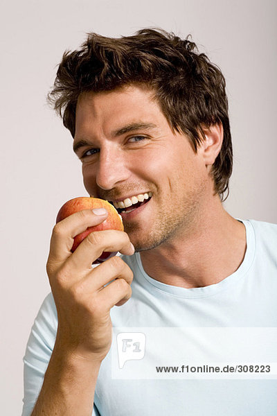 Junger Mann mit Apfel  Portrait