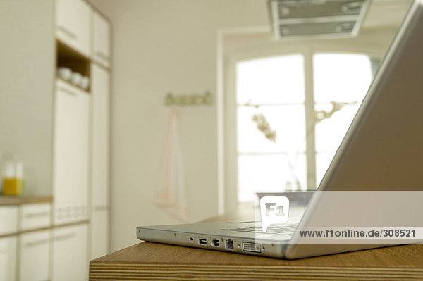Laptop auf Küchentisch