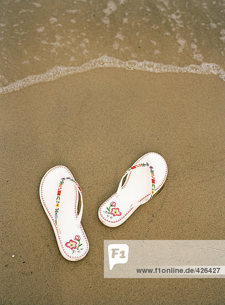 Sandalen am Strand.