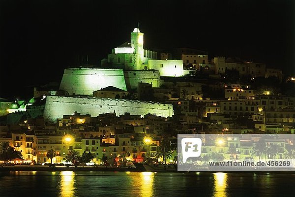 Burg auf Hügel an der K??ste beleuchtet nachts  Ibiza Isla  Balearen Inseln  Spanien