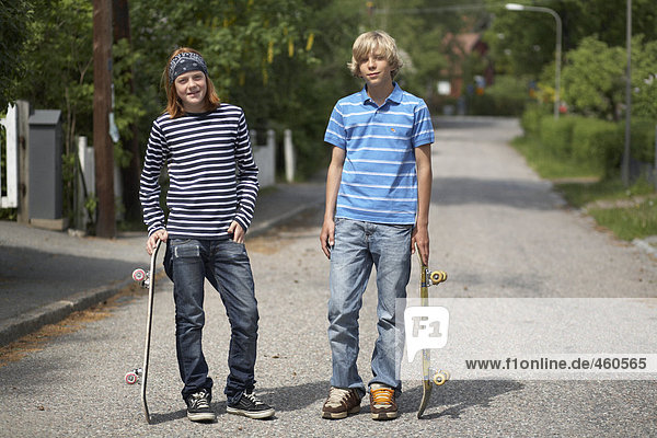 Zwei jungen mit Skateboards.