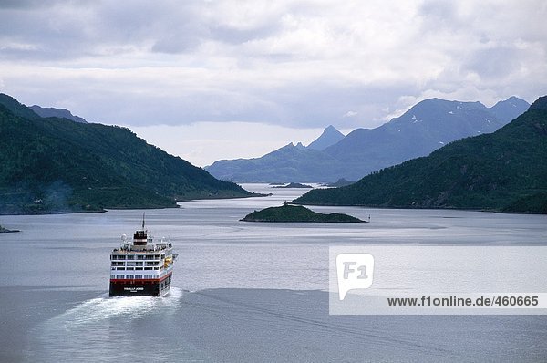Kreuzfahrten Schiff an einem Fjord in Norwegen.