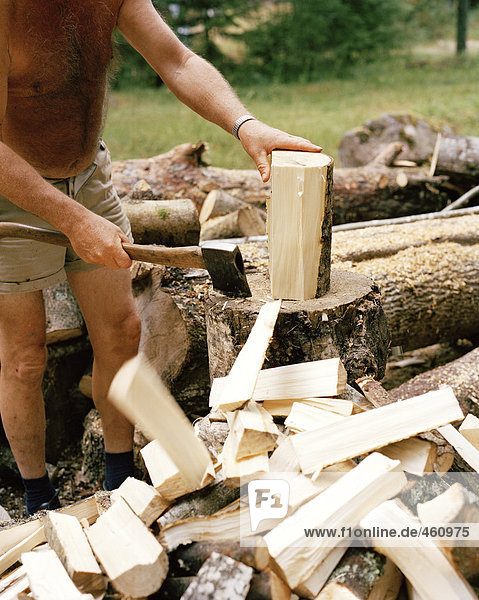 Mann Holz hacken