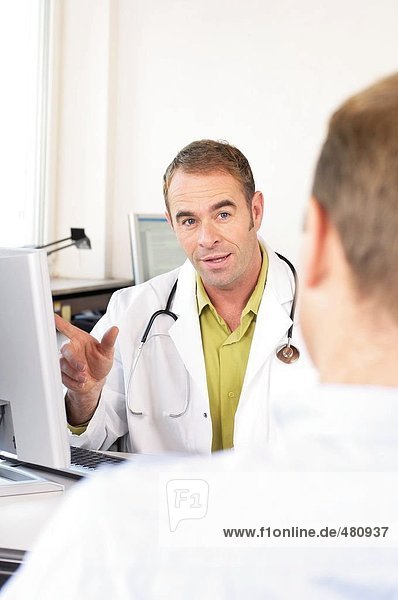 Männlichen Arzt Patienten sprechen