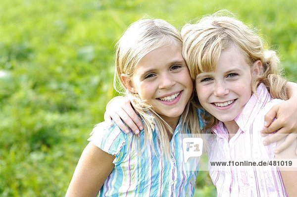 Portrait von zwei Mädchen lächelnd