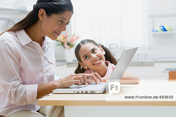 Mutter und Tochter mit einem Laptop-Computer