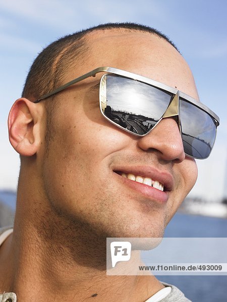 Porträt eines Mannes mit Sonnenbrille.