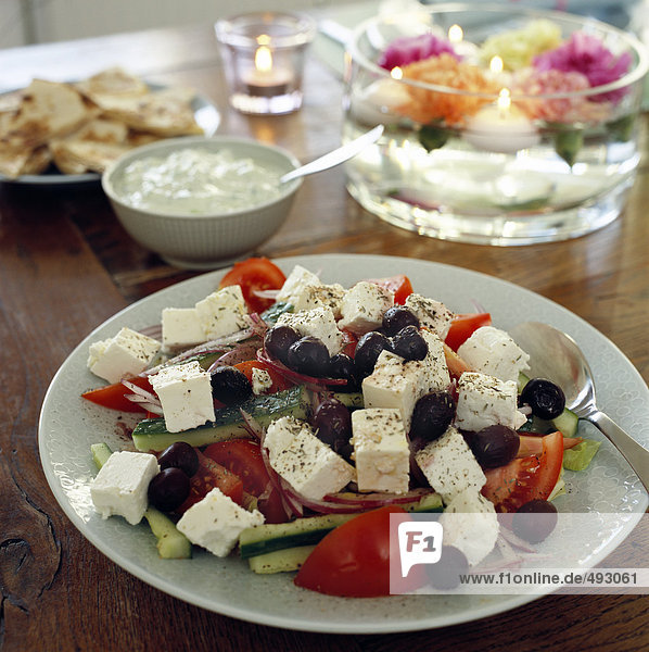 Griechischer Salat auf einem Tisch.
