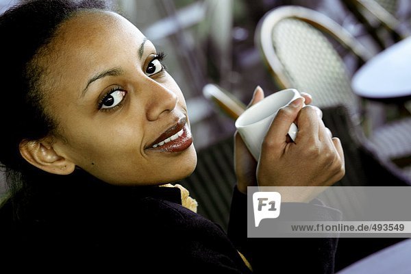 Lächelnd Frau trinken Kaffee.