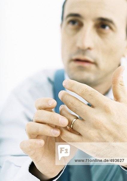 Mann spielt mit Ehering