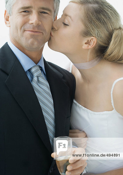 Braut küssender Vater