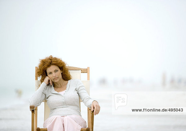 Frau im Strandkorb sitzend