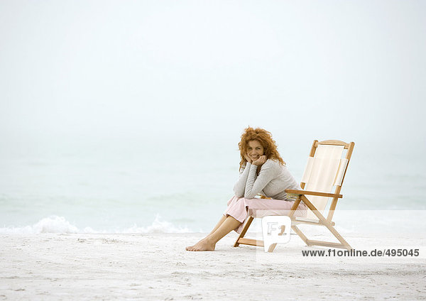 Frau im Strandkorb sitzend