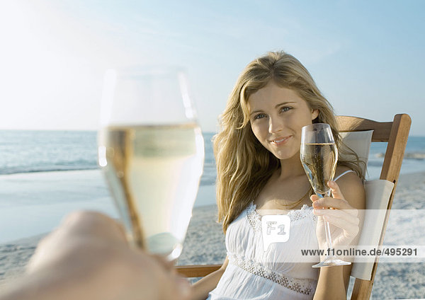 Paar trinkt Champagner am Strand