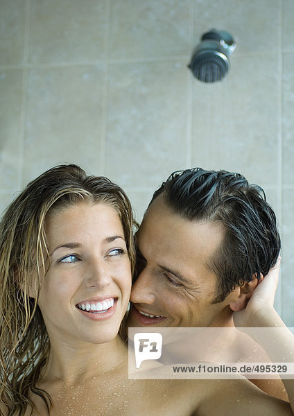 Paar beim gemeinsamen Duschen