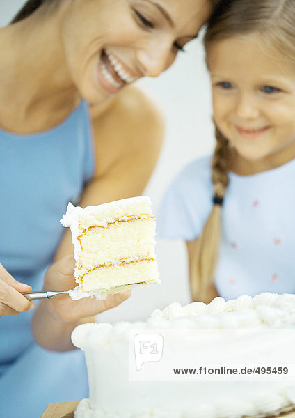 Mutter und Tochter mit Kuchen