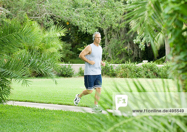 Mann joggen im Park
