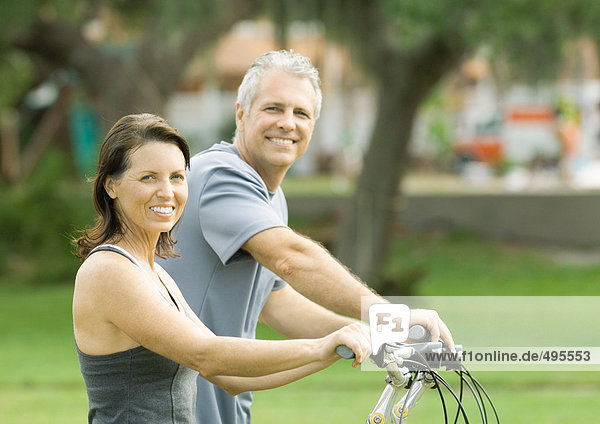 Erwachsenes Paar mit Fahrrädern  Portrait