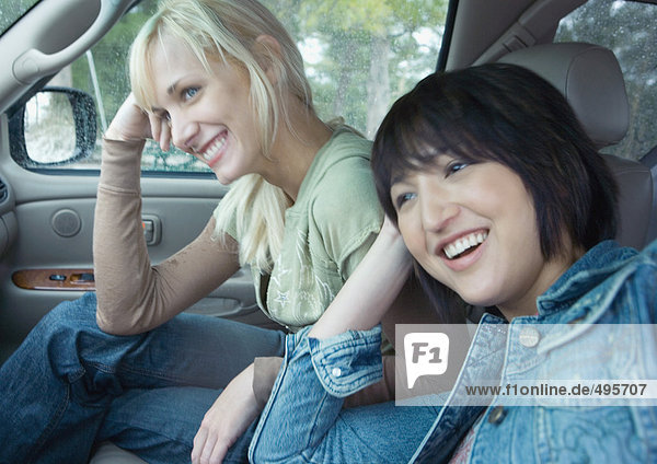 Zwei Frauen sitzen im Auto