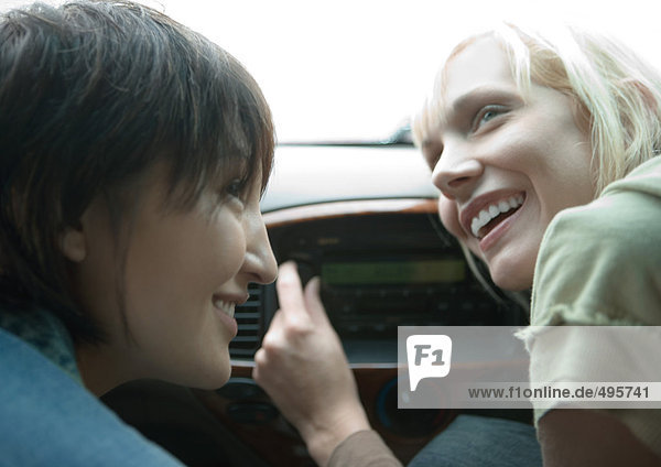 Zwei Freundinnen im Auto  ein Tuningradio