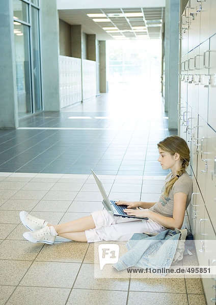 High School Mädchen mit Laptop in der Schule Flur