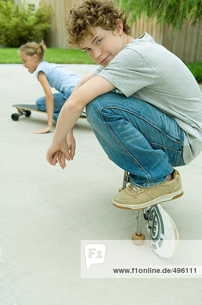 Kinder spielen auf Skateboards