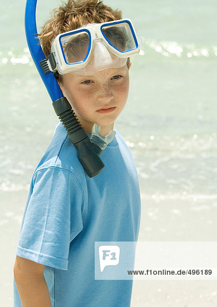 Junge mit Schnorchelausrüstung am Strand