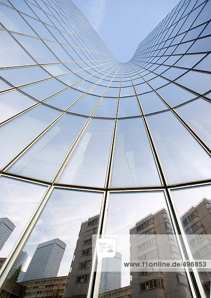 Wolkenkratzer mit Spiegelung der Gebäude an der Fassade  niedriger Winkel  abstrakte Ansicht